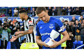 エヴァートン主将はなぜ「機械」を持って入場したのか 画像