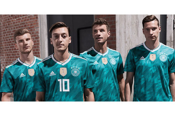 ドイツ代表、W杯アウェイユニフォームを発表！栄光の「1990」にインスパイア 画像