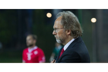 フェイクニュースのせいで？サッカー代表監督が解雇される 画像