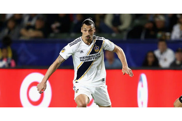 イブラ、MLSで3ゴール目！あの元ユナイテッド選手の目の前で決める 画像