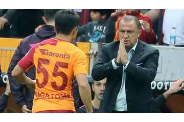 長友佑都、宿敵ダービーでアシスト！あの名物監督から「拝まれる」 画像