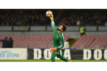 ローマGKアリソン、肩がお化け！「レーザービーム」みたいな高速スローをやる 画像