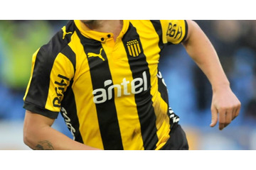 仰天！なんとGKがスタンドのファンからユニフォーム借りる…一体なぜ 画像