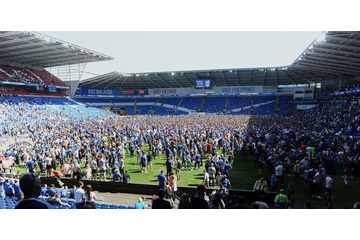 カーディフ、プレミア昇格でスタジアムがどえらいことに！ファンがピッチを埋め尽くす 画像