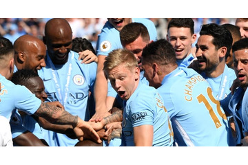 コントか！シティの21歳若手、優勝セレモニーで大事なトロフィー落とす 画像