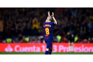 イニエスタ、最後のクラシコで着たユニフォームをレアル選手にあげる 画像