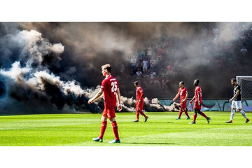 完全に火事…オランダ1部での「発煙筒」の投げ入れが恐怖すぎる 画像