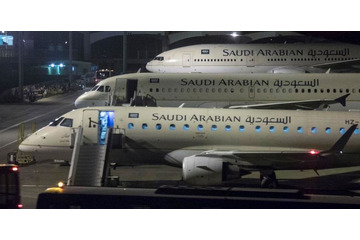 サウジに仰天広告が登場！ピッチ横に「小型飛行機」、しかもボールを追う 画像