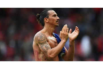 イブラヒモヴィッチが“脱いだ”！オシリまでのヌードを見せる 画像