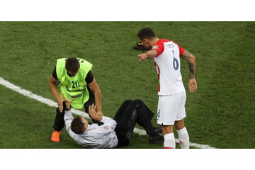 ロヴレンにボコられる写真が話題…W杯決勝の乱入者は有名バンド 画像