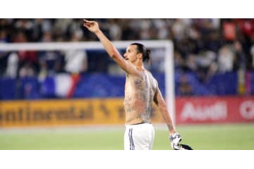 イブラヒモヴィッチ、なんと背中を踏みつけられる…!やったのは、代理人 画像