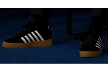 グアルディオラ監督が試合で履いてるスニーカー、「約8万円」だった！ 画像