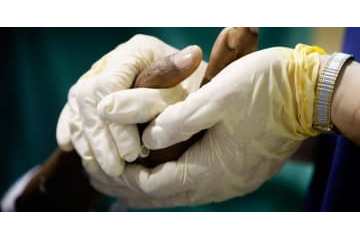 気絶した代表選手の命を救う…相手チームのドクターが表彰される 画像