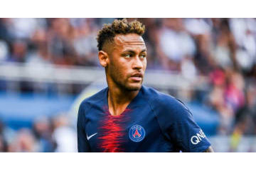 ネイマール、号泣の乱入キッズに「神対応」！ハグしてユニフォームあげる 画像