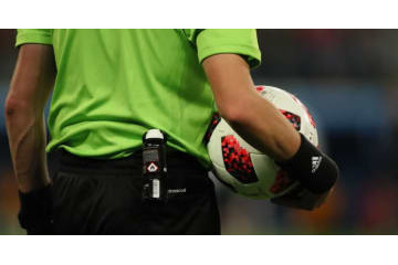 サッカー界に新たな「伝説動画」誕生！なんとPKが主審の顔面に当たってゴール 画像