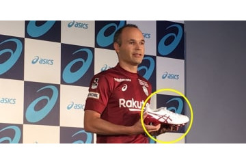 イニエスタが履くASICSの『DSライト X-FLY 4』ってどんなスパイク？ 画像