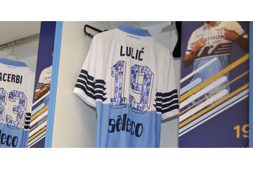 ラツィオが披露したモザイク柄の奇妙な背番号、その正体は… 画像