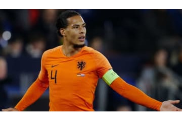 ファン・ダイク、男前すぎる！母親を亡くして泣く主審を慰める 画像