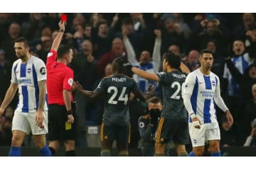 岡崎の同僚、謝罪する…「露骨ダイブ」で前半持たずに退場 画像