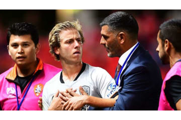 本田のAリーグ、「自分のファウルで気絶して退場くらう」選手が話題に 画像