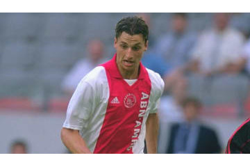 イブラヒモヴィッチ、あの同僚選手から口にキスされる…どんな反応だった？ 画像