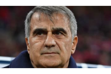 香川のベシクタシュ監督、「国籍あるの知らなかった」発言が話題 画像