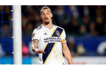 敵なのにイブラヒモヴィッチを応援しすぎぃ！相手選手がホームサポをちくり 画像