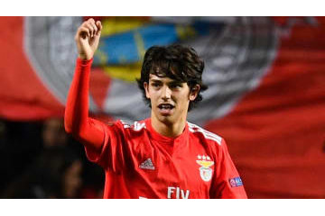 ジョアン・フェリックス、試合中に弟をハグしまくる！かわいすぎる… 画像