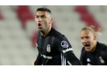 理解不能！香川同僚が放ったフリーキックの軌道がやばかった 画像