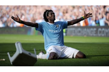 アデバヨール、伝説の「膝滑り」の理由は…『人種差別』だった！ 画像