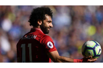 リヴァプール選手たちがザワつく…サラー、飛行機でびっくりの「寝姿」 画像