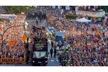 バルサ撃破のバレンシア、優勝トロフィーを乗せたバスが事故 画像