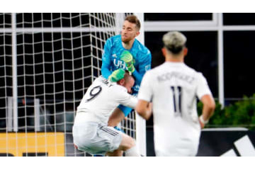 ルーニーがやられた！GKが一発退場になった「悪質タックル」 がこれ 画像