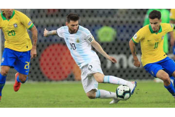 メッシ、宿敵ブラジルを困らせた「次元の違うボールキープ」がこれ 画像