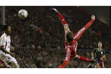 引退のクラウチ、リヴァプール時代の「神オーバーヘッド」がこれ！ 画像