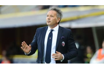 冨安のボローニャ、ミハイロヴィッチ監督が白血病公表　ファンはハグ 画像