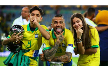 宴会部長か！ダニ・アウヴェス、「アソコ」で「アレ」を飛ばす 画像