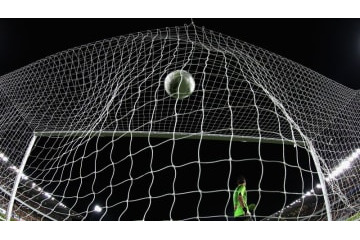 衝撃の珍プレー、「クロスバーに当たったPKは危険」と証明する場面がこれ 画像