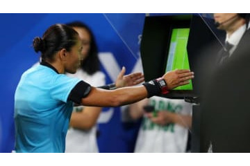 VAR普及で「副審廃止」の可能性も？FIFAが検討中か 画像