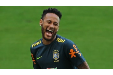 ネイマール、バスケでゴール！ドヤ顔で決めた「ミドルシュート」がこれ 画像