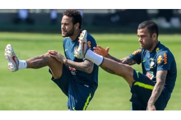 ネイマール、相棒アウヴェスを救う！？話題の「虫退治」がこれ 画像