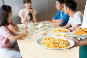 「マンネリ外食」が貯蓄の大敵だった？ 画像