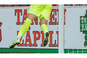 これはヘコむ！GKの「開始10秒バウンド失点」がこれ 画像