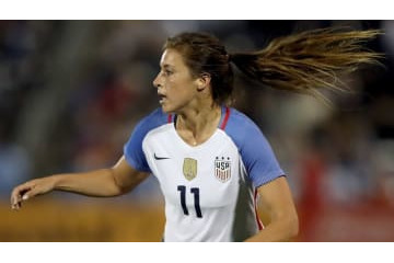 自撮り中の女子選手「豪快に胸を掴まれる」場面がこれ 画像