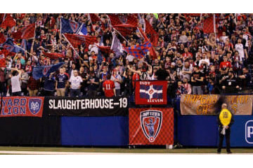 米国ならでは！「ペイントだらけ」のサッカーがいい雰囲気 画像