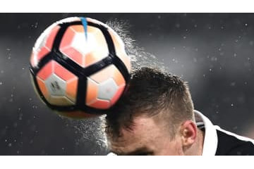 ヘディングは危険？「子供のヘディング禁止」をスコットランドが検討 画像