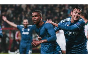 ドウグラス・コスタの「ヤバいテク」炸裂！終了間際の劇的ゴールがこれ 画像