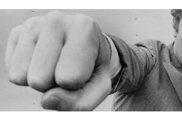 20歳GK、試合後に「ジャンピングパンチ」を食らう場面がこれ 画像