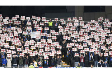 コソボサポがイングランド旗を掲げる「まるでホームな壮観場面」がこれ 画像