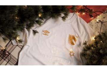 ニュルンベルク、「雪色にゴールド」の華やかなクリスマスユニフォームが登場！ 画像